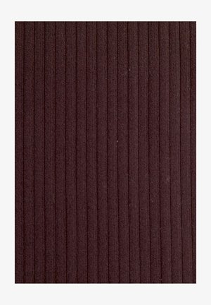 Burgundska ribana tkanina z navpičnimi črtami; mehka tekstura; enakomerno razporejene ozke reže ustvarjajo dosledni vzorec po vsej površini.