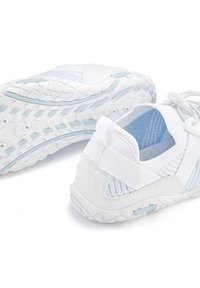 Weiße Sportschuhe mit einem Obermaterial aus Mesh und blauen Akzenten, einer strukturierten gummierten Sohle und einem sicheren Riemen über der Ferse für zusätzlichen Halt.