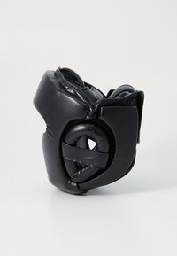 Casque de boxe noir avec un extérieur rembourré, des sangles ajustables et une forme profilée pour la protection de la tête. Texture lisse avec un design élégant.