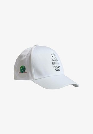 Cappellino da baseball bianco con i loghi "Internazionali BNL d'Italia Roma 2026 EA7 Emporio Armani" sul davanti e un emblema circolare verde sul lato.
