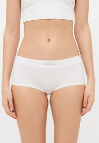 Bele bombažna hipster spodnjice v beli barvi z širokim, mehkobnim pasom, na katerem je spredaj natisnjen logo "KOPENHAGEN". Gladka, elastična tekstura.