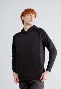 Felpa nera con tasca frontale, maniche raglan e cappuccio grigio. Realizzata in un materiale liscio; presenta un logo sottile sul petto.