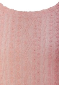Texturiertes rosa Gewebe mit komplizierten Mustern und einem weichen, gestrickten Erscheinungsbild sowie einem weit geschnittenen Ausschnitt.