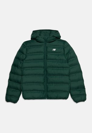 Dunkelgrüne gesteppte Jacke mit Kapuze, durchgehendem Frontreißverschluss, elastischen Bündchen und weißem New Balance-Logo auf der Brust.