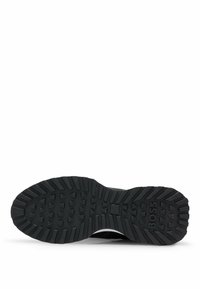 Schwarze Gummisohle mit strukturierten Grip-Mustern und "BOSS"-Markenlogo, die sich durch ein robustes Design und ein tiefes Profil für Traktion auszeichnet.