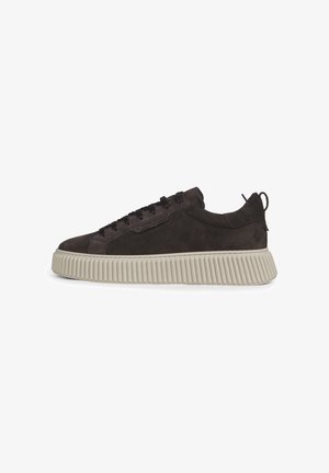 Dunkelbrauner Veloursleder-Sneaker mit niedrigem Schnitt, schwarzen Schnürsenkeln und dicker, strukturierter, elfenbeinfarbener Gummisohle sowie Fersenlasche.