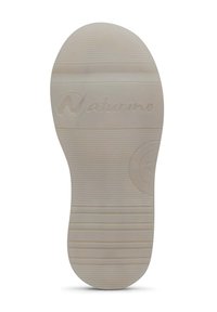 Semelle de chaussure Naturino, design plat en beige clair avec des rainures texturées pour une meilleure adhérence, présente un logo circulaire et des indications de taille.