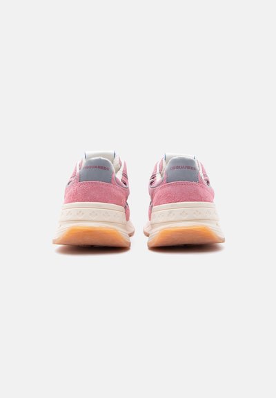 Paire de baskets en suède rose avec semelles blanches et texte "DSQUARED2" sur un patch gris au talon, vues de dos sur fond blanc.