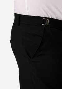 Černé kalhoty s hladkým povrchem, se stříbrnou kovovou sponou, boční kapsou a upraveným střihem.
