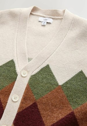 Beige cardigan med V-ringning som har ett texturerat diamantmönster i mörkgrön, brun och burgundyröd, med tre vita knappar framtill.