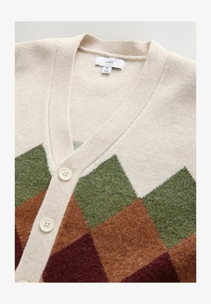 Beige cardigan med V-udskæring, der har et struktureret diamantmønster i mørkegrøn, brun og burgunder farver, med tre hvide knapper foran.