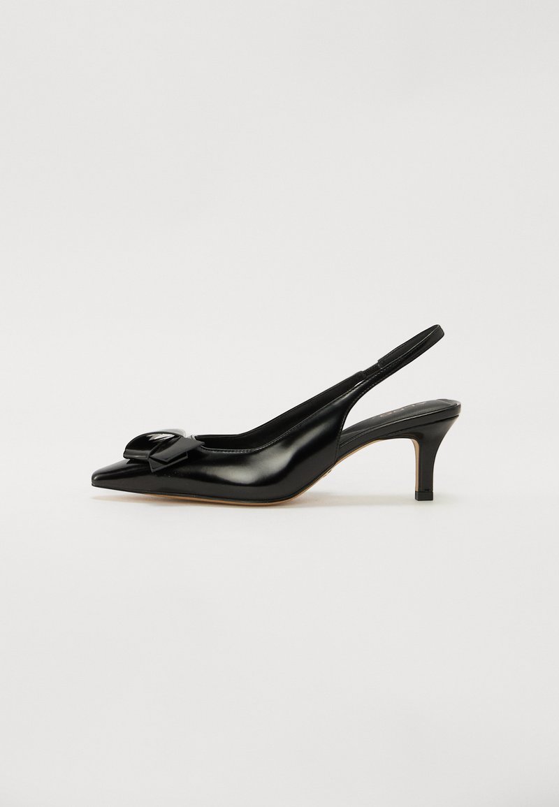 Svart patentlær slingback-sko med spiss tå, liten hæl og en fremtredende sløyfe på vampsiden. Glatt tekstur og elegant design.