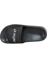 Sort slidesandal med en struktureret overdel. Fås med et logo trykt på stroppen. Sålen er glat og kontureret for komfort.