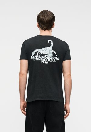 - T-shirt z nadrukiem