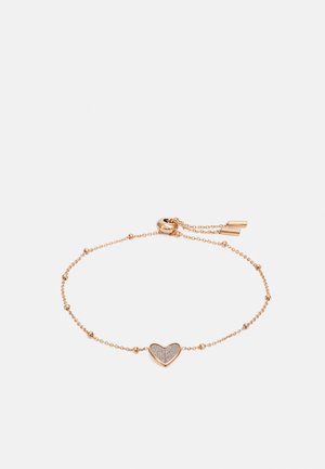 Gullfarget armbånd med et hjerteformet anheng som har en teksturert midt, koblet sammen med små runde perler og en rund lås.