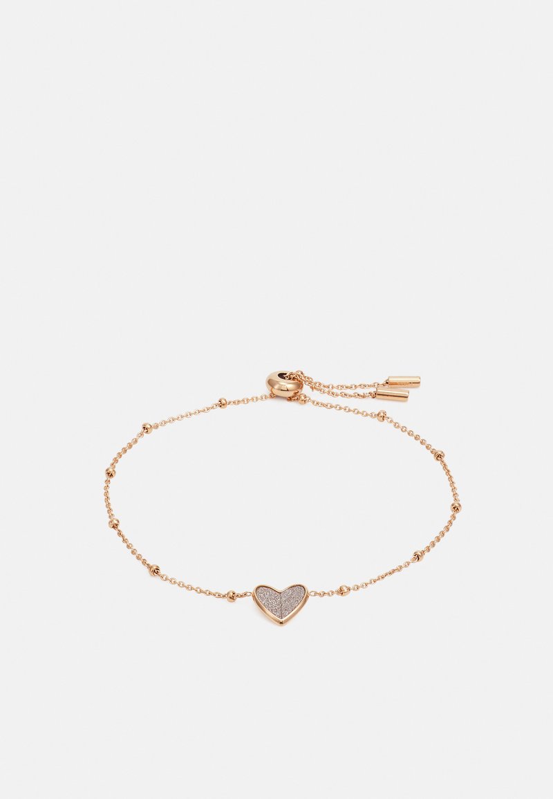 Náhrdelník ve zlatém provedení s přívěskem ve tvaru srdce, který má texturované středisko, spojený malými kulatými korálky a kulatým zapínáním.