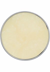 Runder Metallteller mit einer glatten, blassgelben Oberfläche und einem polierten Silberrand. Die Textur wirkt glänzend und gleichmäßig.