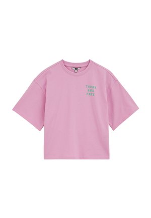 Pastellrosa kurzärmeliges T-Shirt mit grünem Schriftzug "YOUNG AND FREE" auf der linken Brust, Rundhalsausschnitt und entspannter Passform.