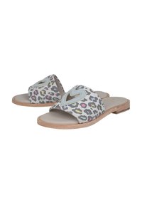 Infradito con stampa leopardata, parte superiore in tessuto grigio chiaro, accento a forma di cuore blu, soletta beige e suola in legno naturale.