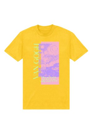 Gul T-shirt med pastel lilla og pink Van Gogh-maleriaftryk, lodret "VAN GOGH" tekst og citat i kursiv nederst til højre.