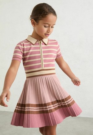 Rochie polo cu mâneci scurte în dungi roz și crem, cu fermoar frontal, având o fustă plisată și accente orizontale maro.