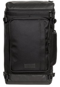 Mustassa pehmeässä suorakulmaisessa kylmälaukussa on vetoketjullinen yläosa, etutasku, sivupulloteline ja säädettävät hihnat kummallakin puolella.