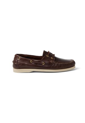 Brauner Leder-Herrenschuh im Bootsstil mit Mokassinnähten, Schnürdetails, Messingösen und weißer Gummisohle, seitlich dargestellt.