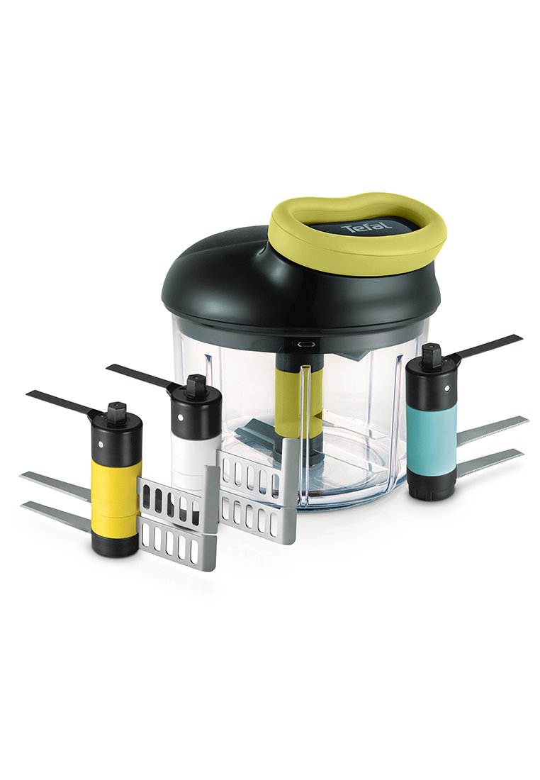 Robot culinaire en plastique noir et transparent avec un couvercle vert ; comprend des cadrans colorés et trois lames avec des accents argentés pour trancher et émincer.