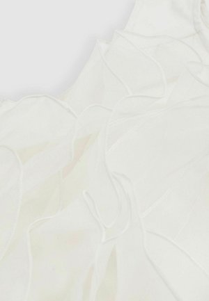 Tissu blanc froncé avec une texture légère, présentant des couches délicates et ondulées ainsi qu'un subtil détail de couture. Apparence douce et légère.