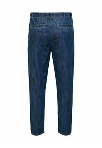 Pantaloni din denim de culoare albastru închis, cu talie elastică, două buzunare la spate și un design cu picior tapered, având o textură ușor spălata.