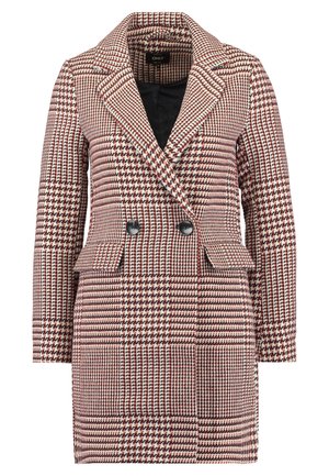 Blazer long femme croisé avec motif pied-de-poule rouge, blanc et noir et deux poches avant à rabat.
