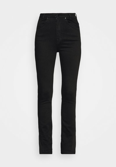 Jeans de denim preto com um corte skinny, cintura alta, design de cinco bolsos e detalhes de costura sutis. Textura suave, sem desgaste visível.