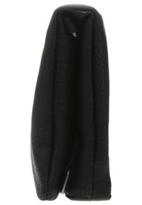 Czarny złożony skórzany portfel pokazany z boku, podkreślający jego smukły i teksturowany design.