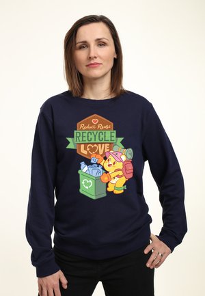 Námořnická mikina s barevným animovaným medvědem, který recykluje, a s textem "Sniž, Znovu použij, Recykluj, Miluj" a zeleným recyklačním košem.