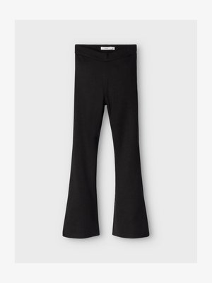 Leggings neri a campana realizzati in un tessuto liscio e elasticizzato, con una vita alta e fianchi senza cuciture. La campana inizia sotto il ginocchio.