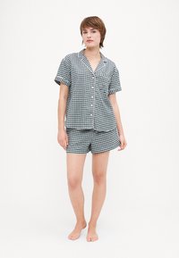 Kortermet, knappet rutete pysjamassett i grønt og hvitt, med en skjorte med krage og matchende shorts med elastisk liv.