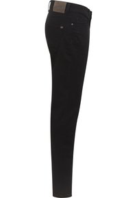 Jeans de mezclilla negra con corte slim, que presentan una superficie texturizada, bolsillos traseros y un parche de cuero en la cinturilla para la marca.
