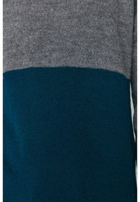 Gebreid sweatshirt met een grijze bovenkant en een teal onderkant. Zachte textuur met een gladde afwerking en een opvallend kleurblokontwerp.