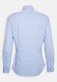 Camicia azzurro chiaro a maniche lunghe con piccolo motivo a quadretti, collo appuntito e polsini con bottoni, vista da dietro.