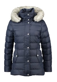 Doudoune marine avec capuche en fausse fourrure, boutons-pression et design matelassé ; présente des poches avant et une silhouette épurée.