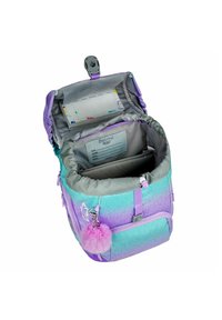 Rucksack mit einem Farbverlauf in Türkis und Lavendel, strukturierter Außenseite, weichem Innenfutter, Bommel-Akzent und organisatorischen Taschen.