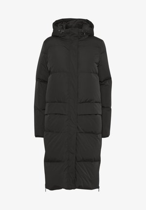 Must mustaga, millel on kapuuts, pikema ja struktureeritud disainiga, horisontaalsed õmblused, kaks eesmist taskut ja luku sulgemine.