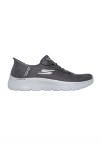 Scarpa in tessuto grigio con punta arrotondata, lacci elastici e suola bianca. Presenta un logo sul lato e marchio sul tallone.