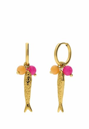 Gouden creolen met gouden visvormige hangers en elk twee kleine ronde kraaltjes, één roze en één oranje, hangend aan de creolen.