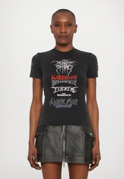 Tricou scurt cu mâneci negre, cu multiple logo-uri grafice în alb, roșu și violet. Designul are guler rotund și o formă ajustată.