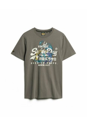 Szara koszulka z krótkim rękawem z "Vintage Superdry" i japońskim tekstem, kolorową grafiką dwóch ryb koi oraz "Premium Goods" nadrukowanym z przodu.