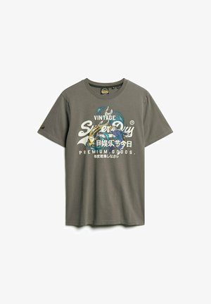 T-shirt gris à manches courtes avec "Vintage Superdry" et texte japonais, graphique coloré de deux poissons koi et "Premium Goods" imprimé sur le devant.