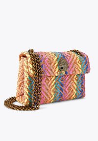 Borsa a spalla di paglia intrecciata in arancione e multicolore con motivo a zigzag, dotata di un risvolto, spallina in catena bronzata e chiusura decorativa in metallo.