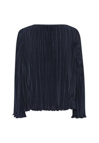 Námornícky modrá plisovaná blúzka s dlhými rukávmi a okrúhlym výstrihom. Textúrovaná látka s splývavým dizajnom a volánovým detailom na lemovaní.