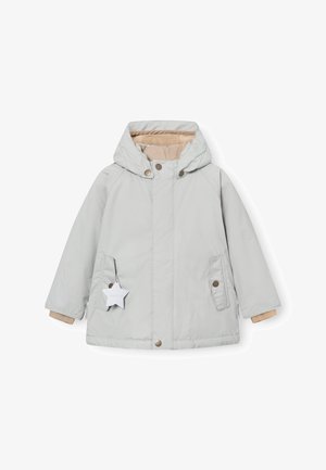 Casaco acolchoado de tom cinza claro com capuz, featuring botões de pressão, bolsos laterais e forro interior bege. Inclui uma etiqueta em forma de estrela.